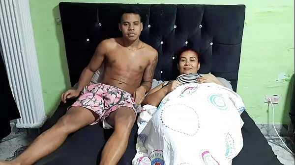 Le chupo las tetas a mi madrastra