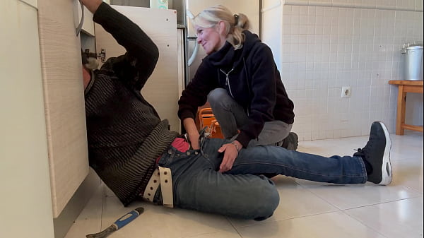 HOT WIFE BLOWJOB TO THE PLUMBER IN THE KITCHEN WITH CUM IN MOUNTH